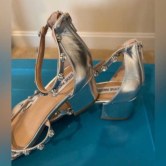 Steve Madden Silver Heels Strappy Design - Picture 4 of 6